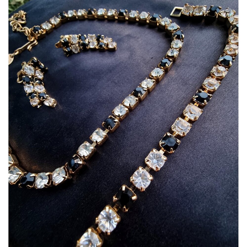 Vintage TRIFARI Signed 1990s Rhinestone Black and Clear Gold Toned Prong Set Nec